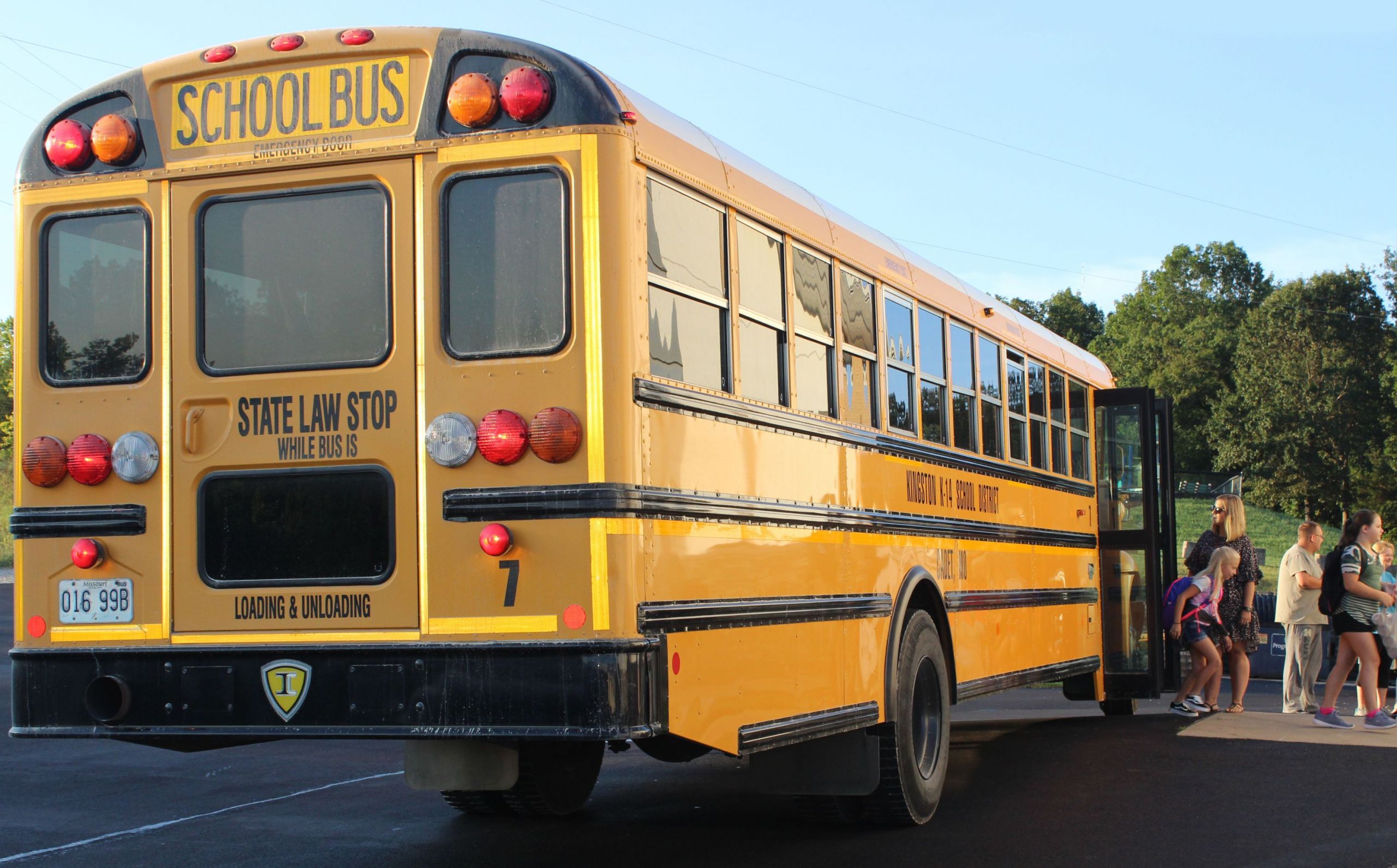 kids getting off school bus - Kingston K-14