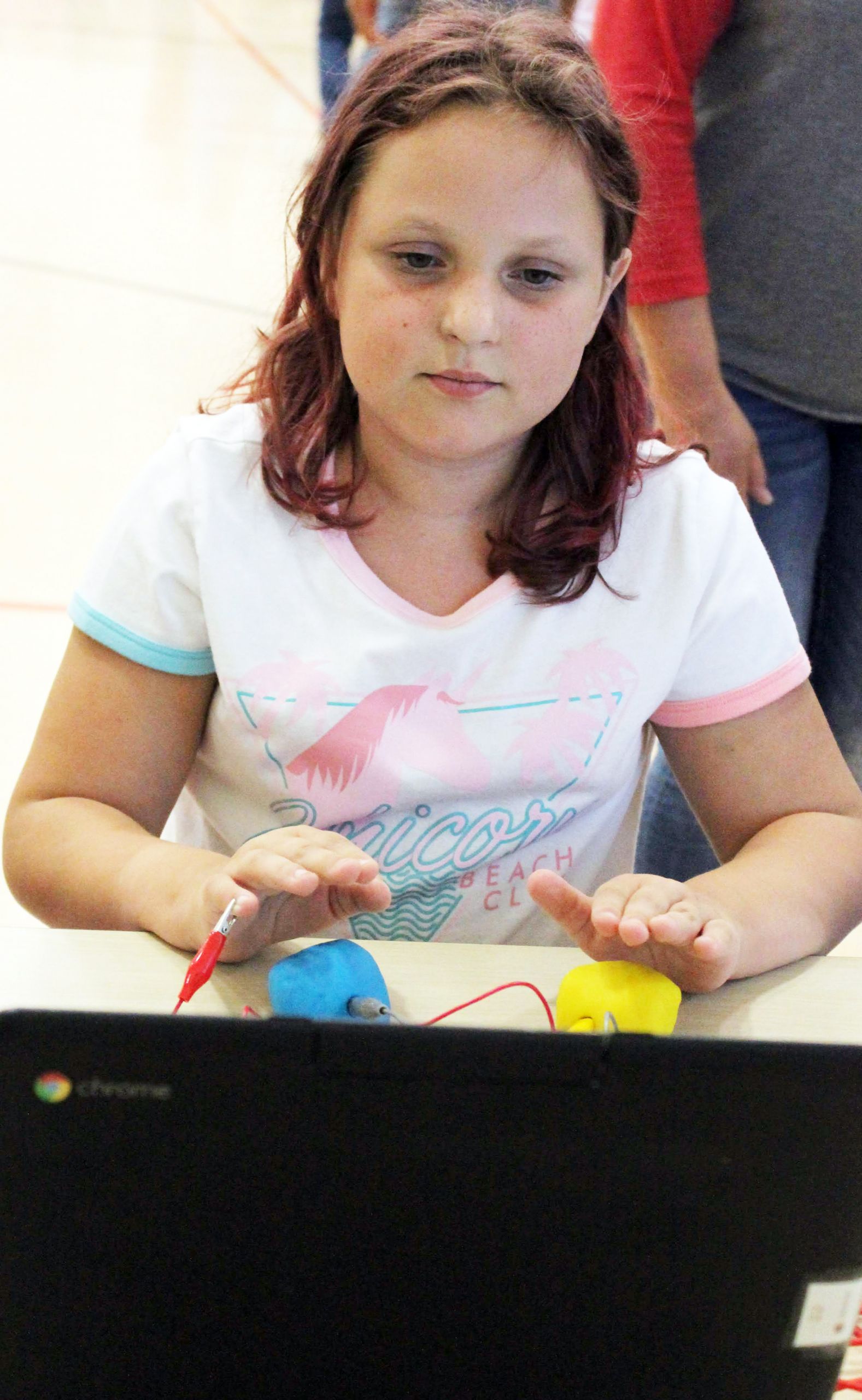 girl using computer - Kingston K-14